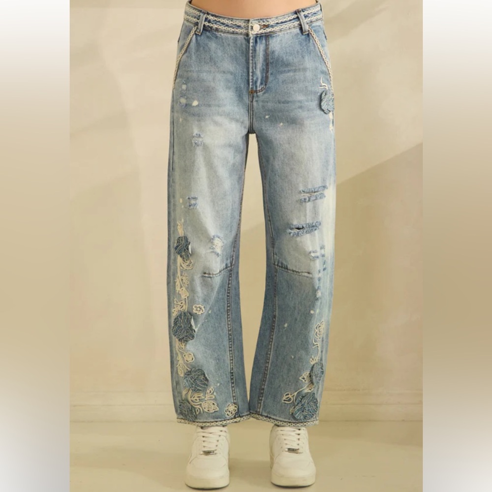 *NEW* Oli & Hali Light Blue Flower Embroidered Barrel  Jeans Sz Medium